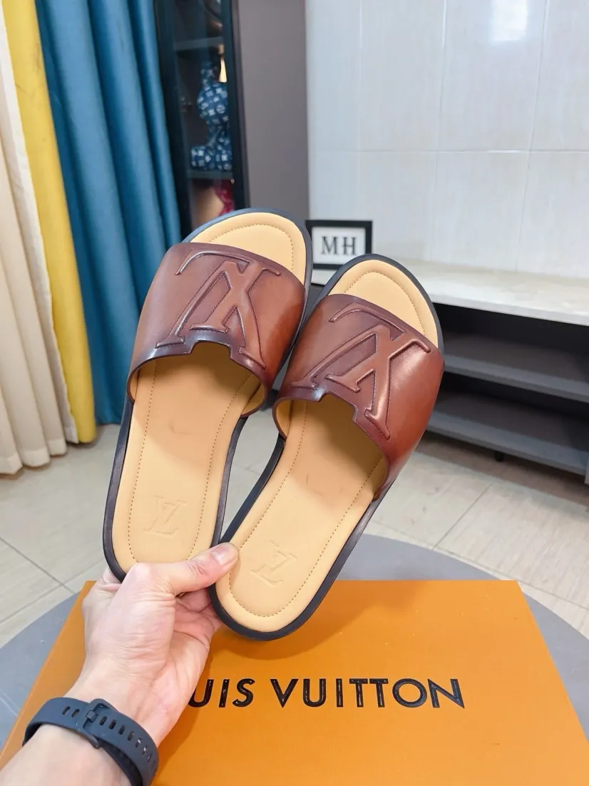 Men's men's shoes 💰360🌸🌸LV medium men's spring and summer slippers counter synchronization. The uppers are imported from Italy with open edge beads and color-changing logo graphics. High-quality craftsmanship. Soles: Original soles specially provided by the original factory. Exclusive molded soles are super comfortable. Original factory single goods. 🔍🔍High quality. You can enter and exit the counter at will. Welcome to compare. Size 38-45